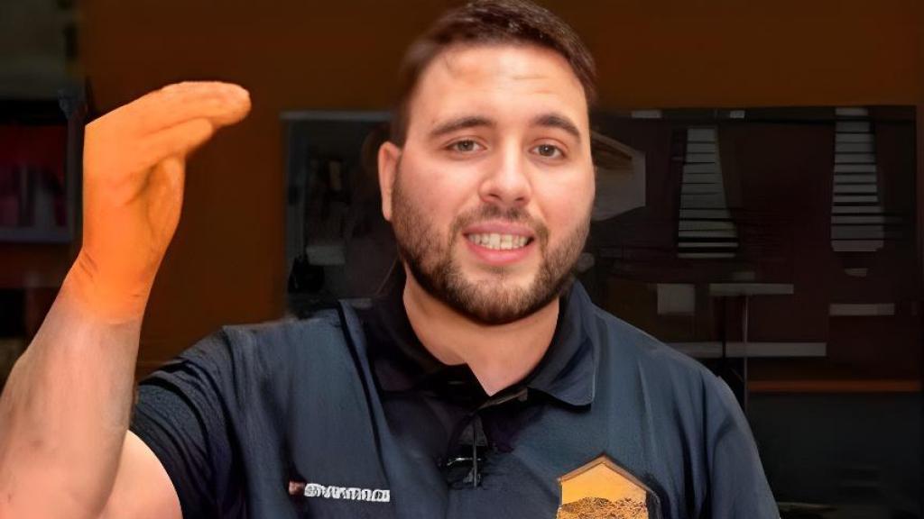 Juan José, mecánico en taller y desde las redes sociales.