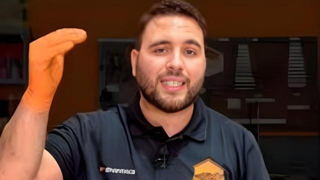 Juan José, mecánico en taller y desde las redes sociales.