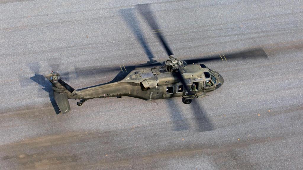 Un helicóptero en plena maniobra.