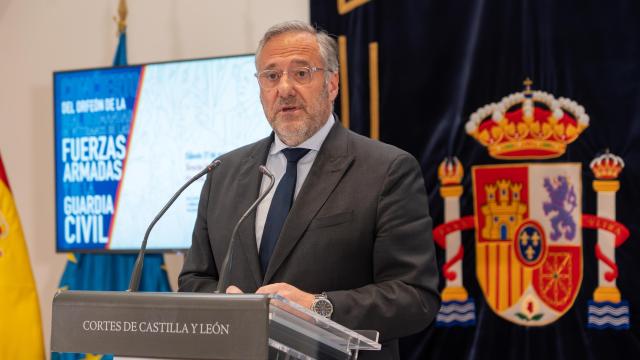 El presidente de las Cortes de Castilla y León, Carlos Pollán, durante la presentación del concierto organizado por la institución, que ofrecerá el Orfeón de la Real Hermandad de Veteranos de las Fuerzas Armadas y Guardia Civil, este lunes