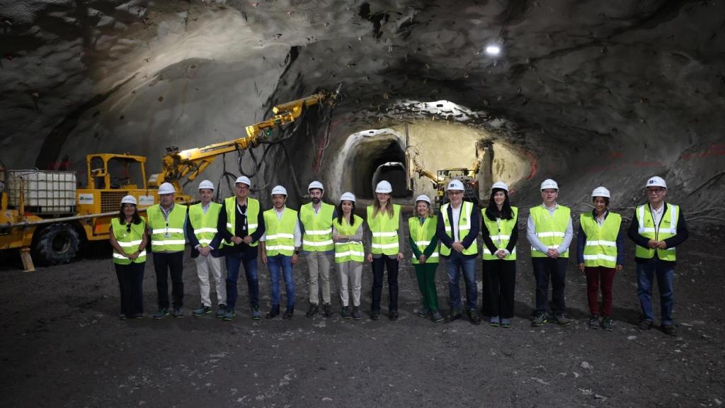 La presidenta de Redeia, Beatriz Corredor; el alcalde de San Bartolomé, el consejero de Transición de Canarias, Mariano Hdez. Zapata; la presidenta del BEI, Nadia Calviño; el presidente de Gran Canaria, la alcaldesa de Mogán y la vicepresidenta tercera y ministra de Transición Ecológica, Sara Aagesen, durante su visita a las obras del proyecto de Salto de Chira, el 28 de marzo de 2025.