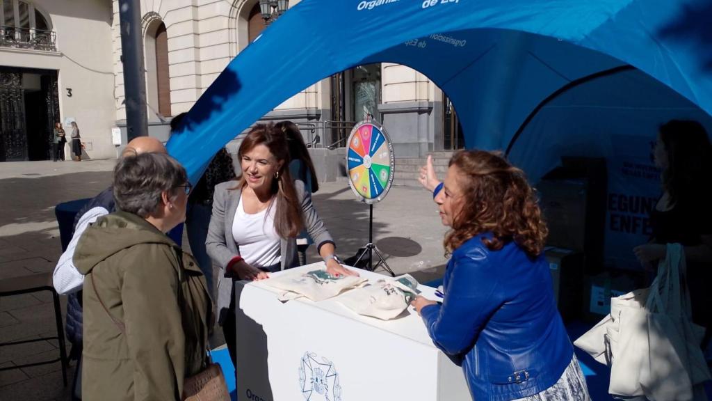 La directora del Área de Enfermería del SALUD, en la carpa instalada por el Colegio de Enfermería de Zaragoza