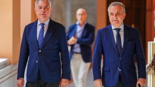 José Luis Sanz, alcalde de Sevilla, junto al edil Juan Bueno, en el Ayuntamiento de la capital andaluza.