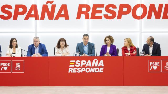 Pedro Sánchez y la plana mayor del PSOE, este lunes durante la reunión de su Ejecutiva.