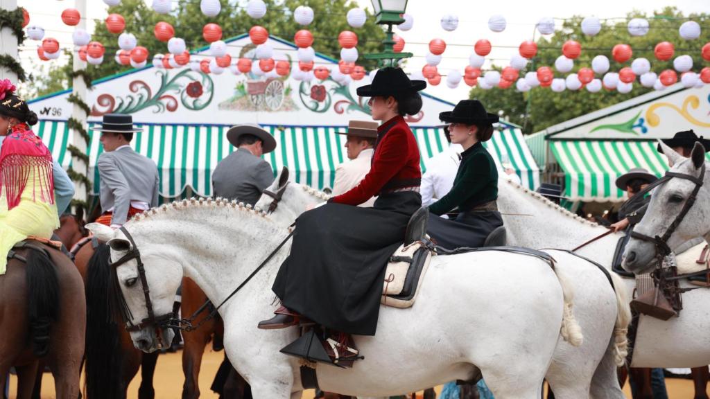 Caballistas pasean por el Real de la Feria de Abril de Sevilla