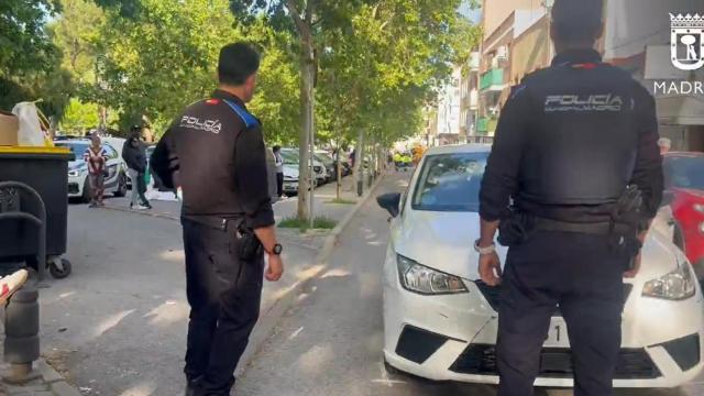 La Policía Municipal delante del coche que atropelló a Ian.