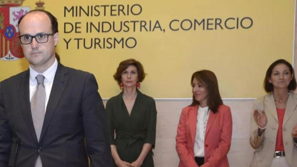 Ignacio Díaz Bidart, que fue jefe de gabinete de la exministra Reyes Maroto, detrás a la derecha./