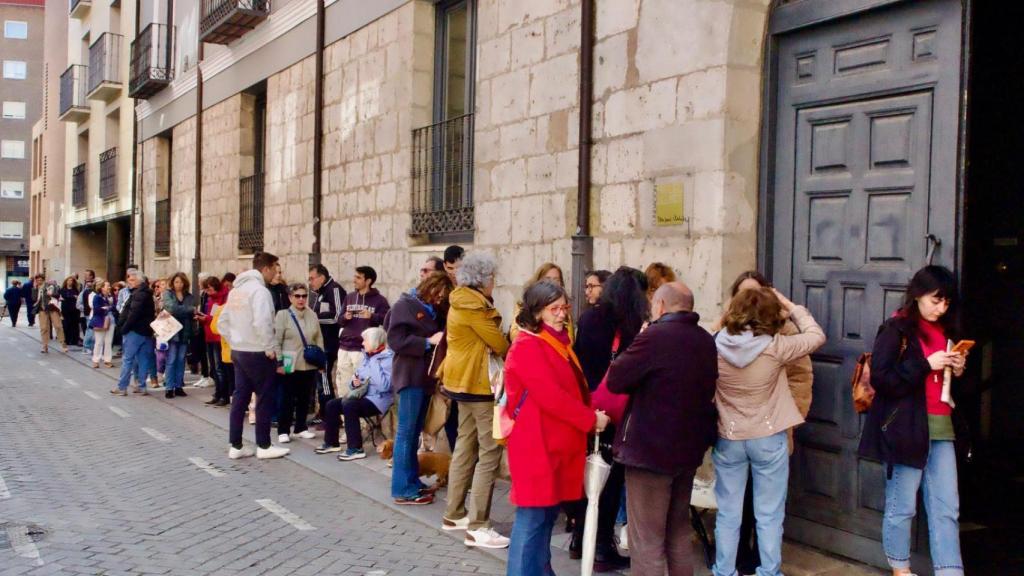 Los vallisoletanos haciendo cola para comprar una entrada para el TAC, en imagen de archivo