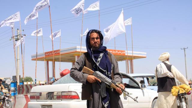 Un talibán controla el tráfico durante los días del colapso en Kabul, en agosto de 2021.