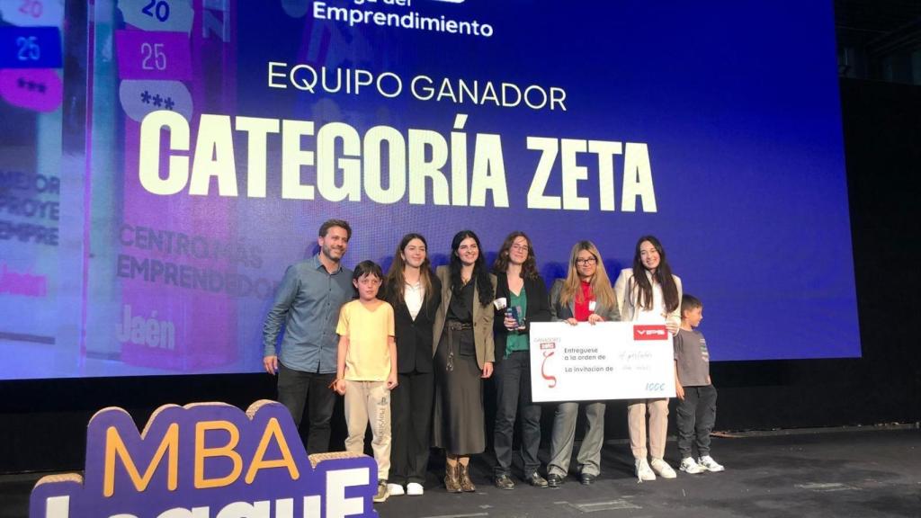 El Equipo SeaPlast Novaschool Añoreta en la final de la MBA League recogiendo su premio.