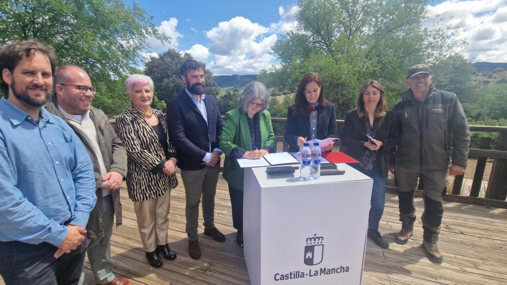 Acto donde se ha firmado el acuerdo de colaboración entre Font Vella y la Junta de Comunidades de Castilla-La Mancha.