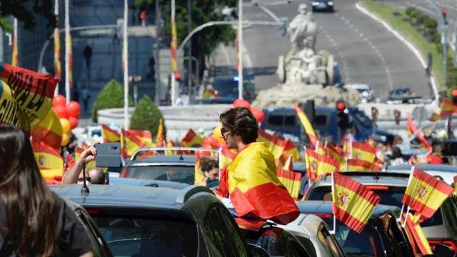 Un chico en una manifestación contra el Gobierno de Sánchez.