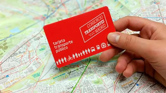 Un abono transporte sobre el mapa de Madrid.