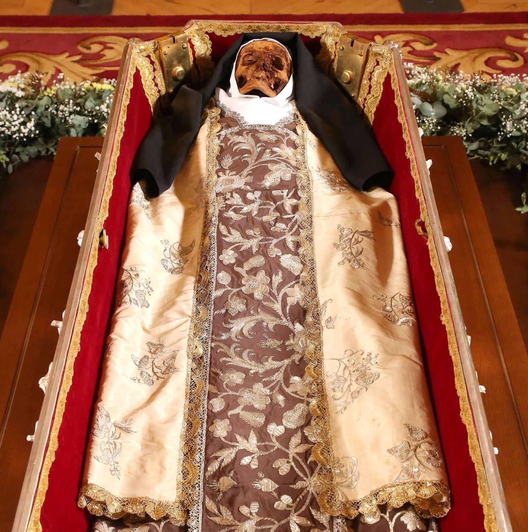 Cuerpo de Santa Teresa de Jesús expuesto en Alba de Tormes