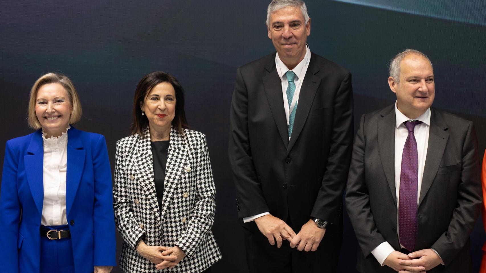 De izquierda a derecha: Amparo Valcarce, secretaria de Estado de Defensa; Margarita Robles, ministra de Defensa; José Vicente de los Mozos; consejero delegado de Indra, y Jordi Hereu, ministro de Industria y Turismo, en el estand de Indra en la Feria Internacional de Defensa y Seguridad de España (FEINDEF)