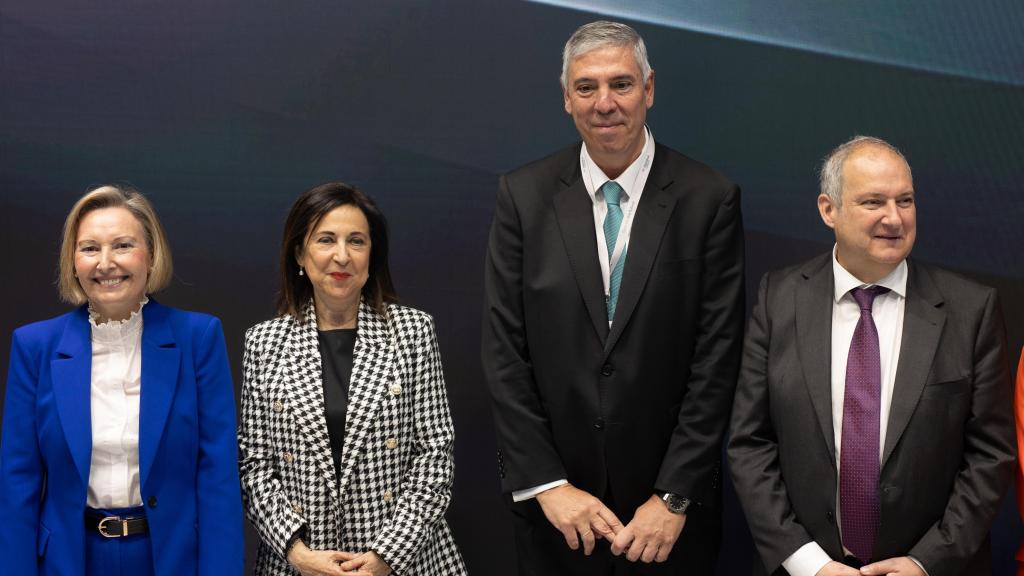 De izquierda a derecha: Amparo Valcarce, secretaria de Estado de Defensa; Margarita Robles, ministra de Defensa; José Vicente de los Mozos; consejero delegado de Indra, y Jordi Hereu, ministro de Industria y Turismo, en el estand de Indra en la Feria Internacional de Defensa y Seguridad de España (FEINDEF)