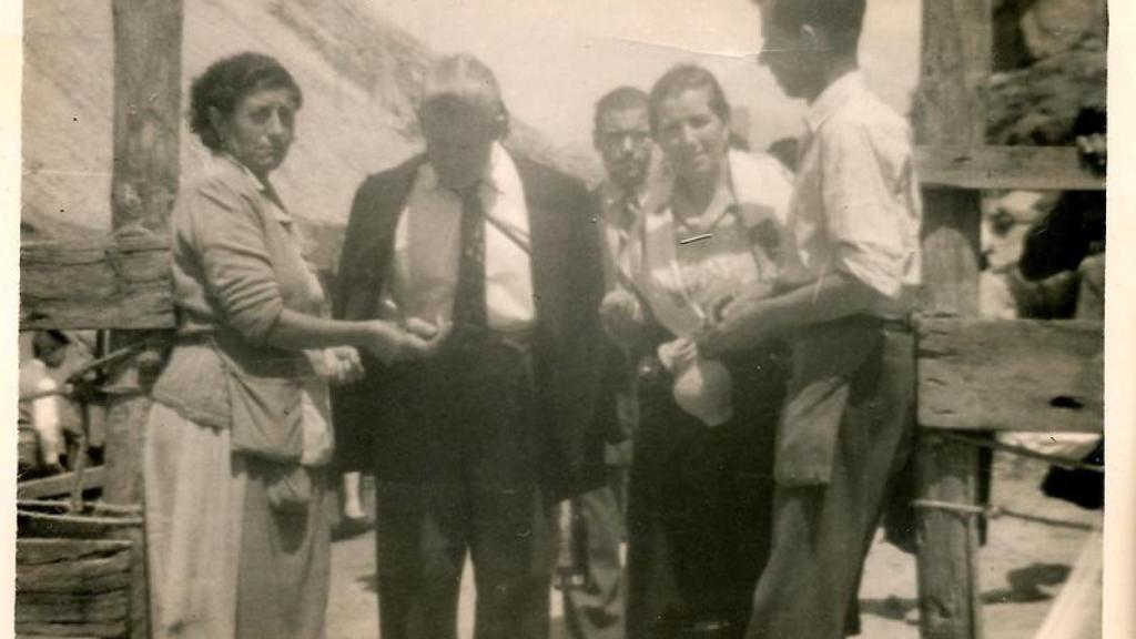 Pepa Collado cobrando el dinero de la Barca Pasaje.