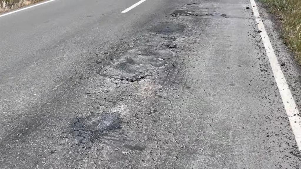 El estado de la carretera autonómica CM-4115 a su paso por Villamayor de Calatrava (Ciudad Real).