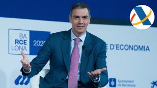 Pedro Sánchez, junto al logo de la Agencia Tributaria.