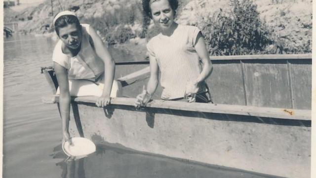 Lavando los platos en el agua limpio del Tajo.