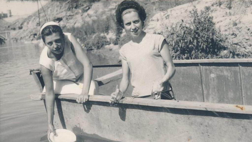 Lavando los platos en el agua limpio del Tajo.