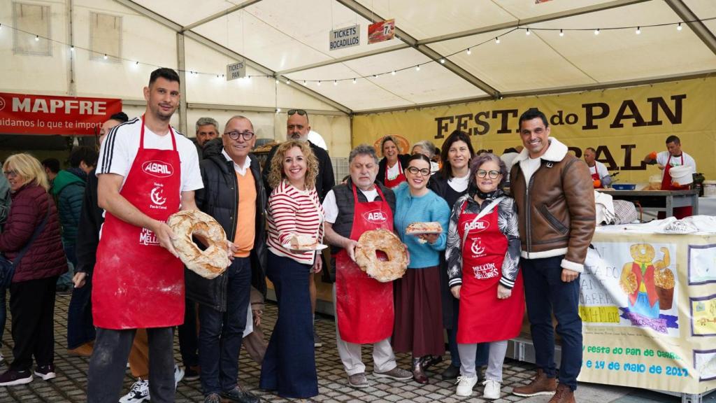 Varios panaderos locales en la celebración.