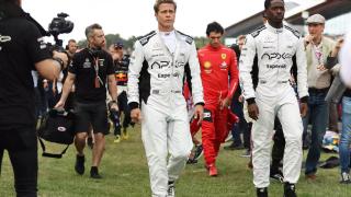 Carlos Sainz camina tras Brad Pitt y Damson Idris en el paddock de la F1