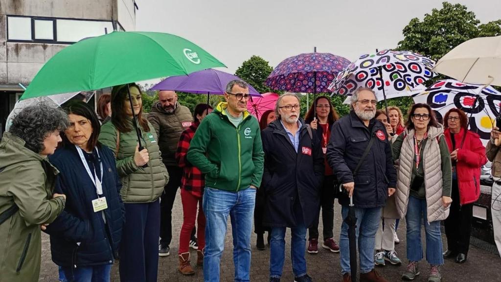 Representantes sindicales a las puertas de la Consellería de Sanidade, en Santiago de Compostela.