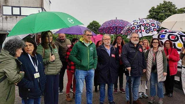Representantes sindicales a las puertas de la Consellería de Sanidade, en Santiago de Compostela.