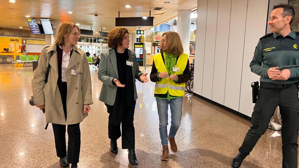 La subdelegada del Gobierno, María Rivas, en la visita a Alvedro.