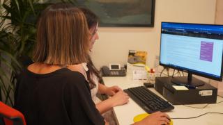 Una becaria con su tutora