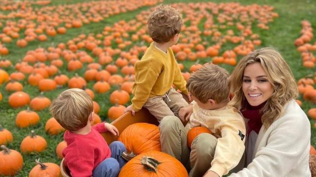 Alejandra Silva y sus hijos en una foto de sus redes.