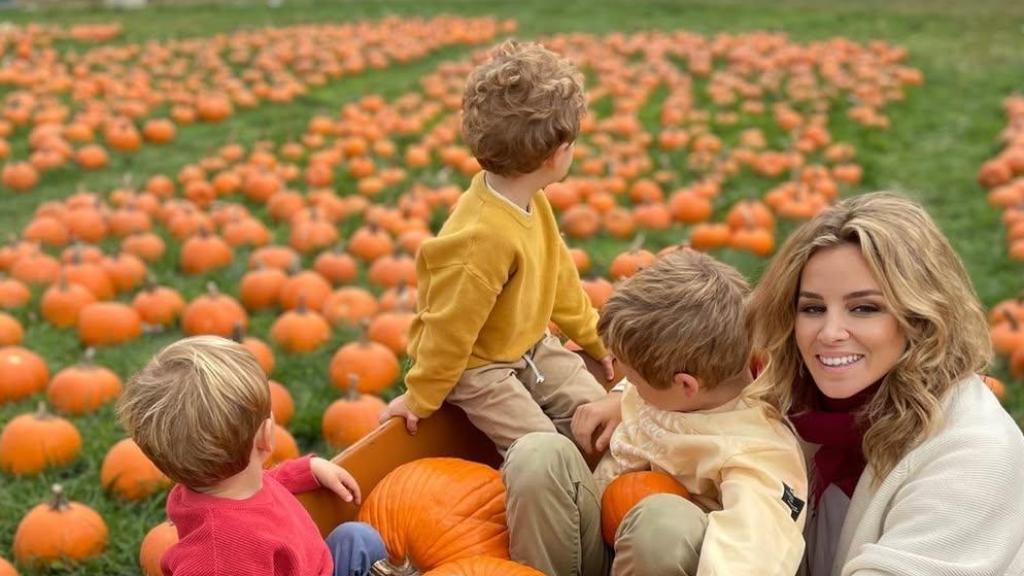 Alejandra Silva y sus hijos en una foto de sus redes.