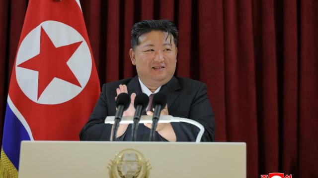 Kim Jong Un asiste a un acto de celebración del Día de la Victoria de Rusia en la embajada rusa en Pyongyang..