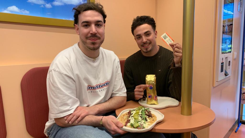 Javi Sanz y Juan Sahuquillo, del grupo Cañitas, presentando su kebab en Mómö, la pasada semana.