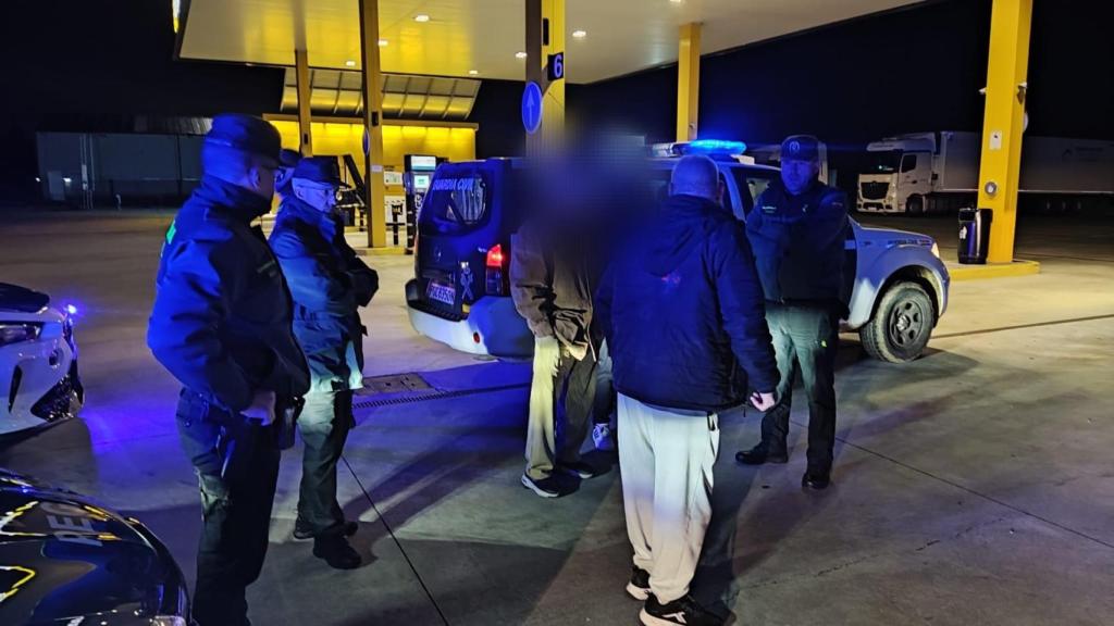 La Guardia Civil de Zamora con el hombre que había desaparecido en Moraleja del Vino