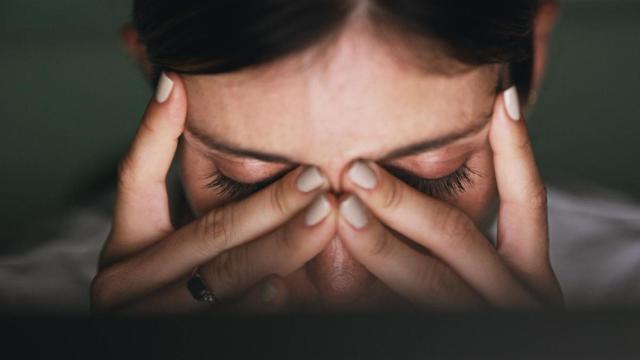 Una joven sufre un ataque de migraña.