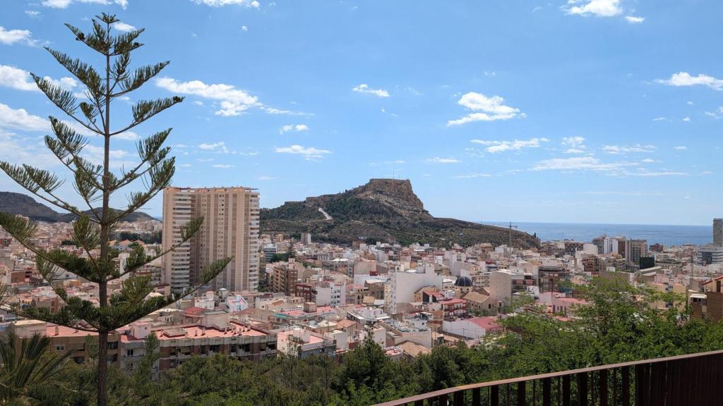 Desde San Fernando hasta Santa Bárbara, una vista del Alicante entre castillos este mayo.
