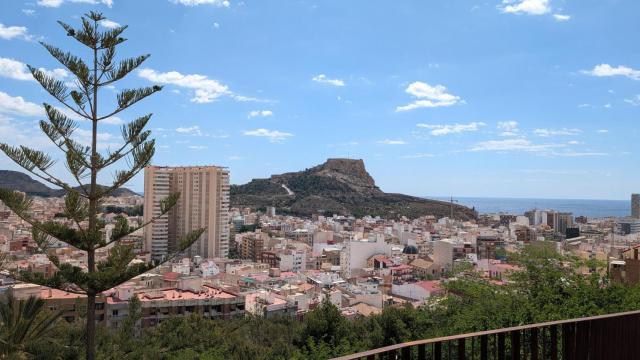 Desde San Fernando hasta Santa Bárbara, una vista del Alicante entre castillos este mayo.