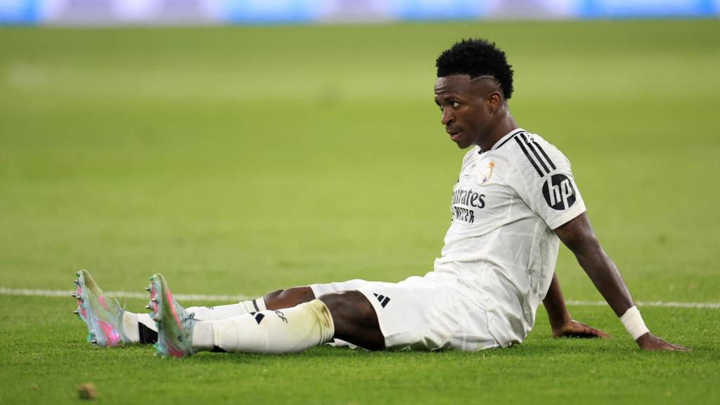 Vinicius, tendido en el terreno de juego durante el Clásico de la final de la Copa del Rey.