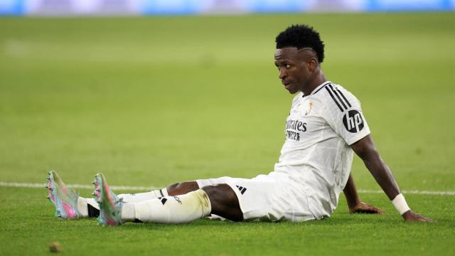 Vinicius, tendido en el terreno de juego durante el Clásico de la final de la Copa del Rey.