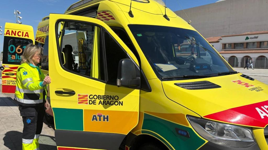 Belén Mainar junto a su puesto de trabajo, una ambulancia de Soporte Vital Avanzado