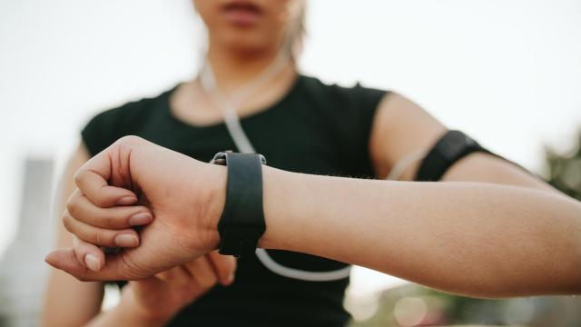 Mujer entrenando y consultando su smartwatch.