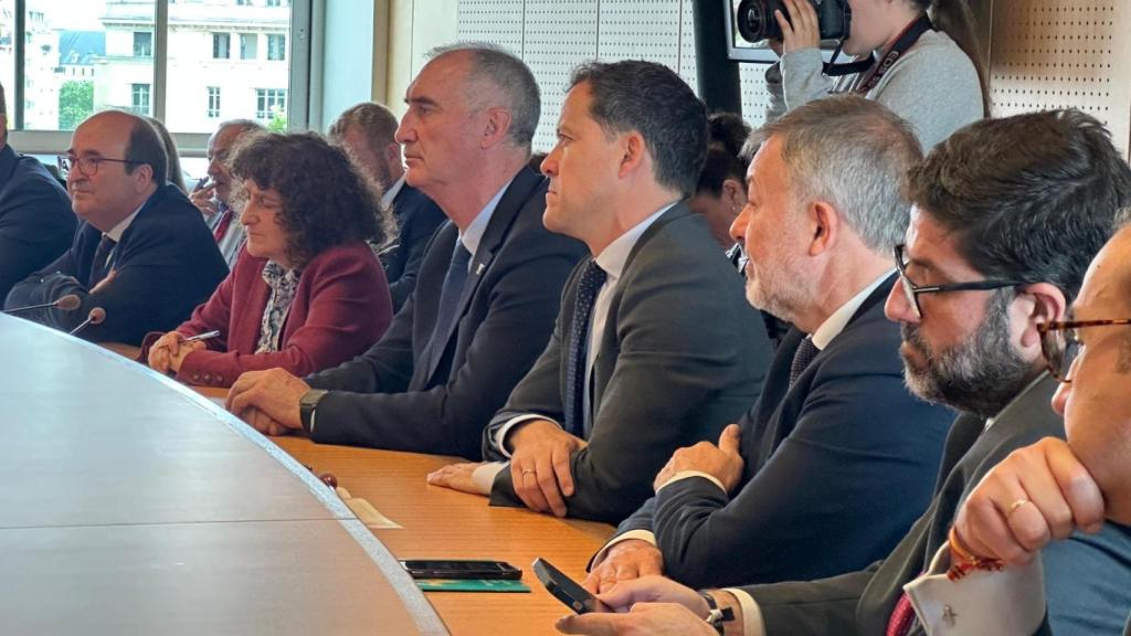 Carlos Velázquez e Iceta al fondo en la reunión con la Unesco.