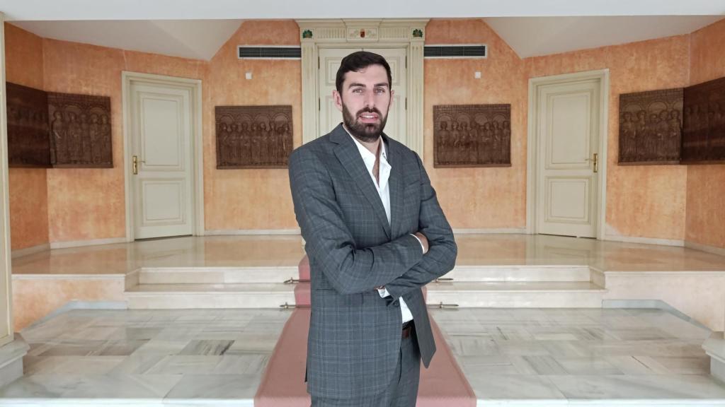 El presidente de Vox Región de Murcia, José Ángel Antelo, posa para EL ESPAÑOL en la Asamblea Regional.