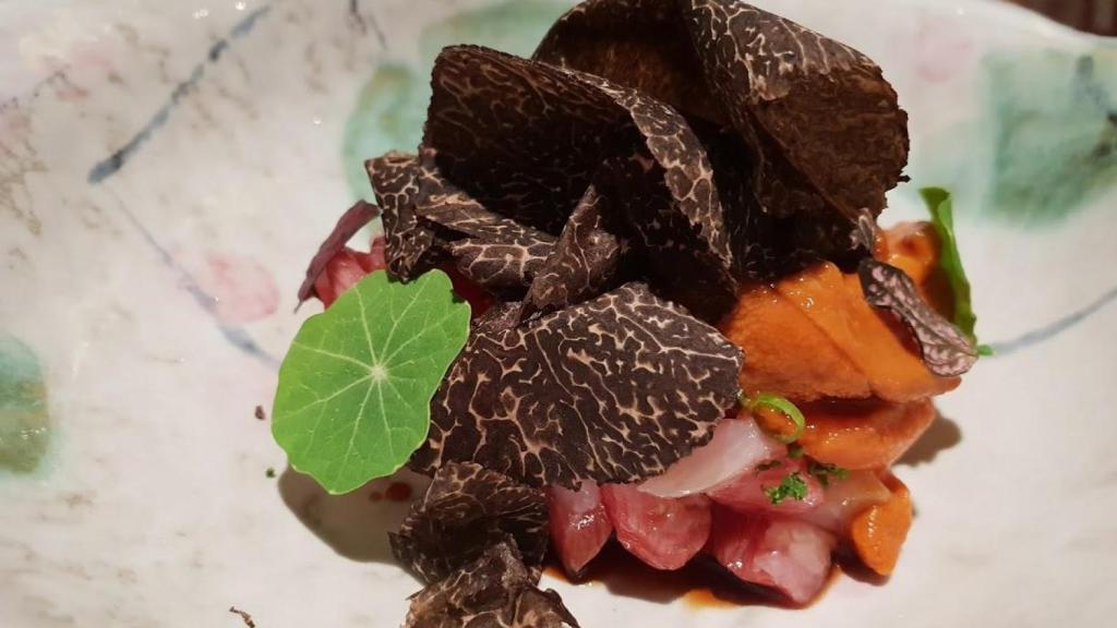 Un plato con trufa