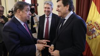 El consejero de Economía y Hacienda y portavoz de la Junta, Carlos Fernández Carriedo, saluda al ministro de Agricultura, Pesca y Alimentación, Luis Planas, en la Conferencia Sectorial de Agricultura y Desarrollo Rural y en el Consejo Consultivo de Política Agrícola para Asuntos Comunitarios.