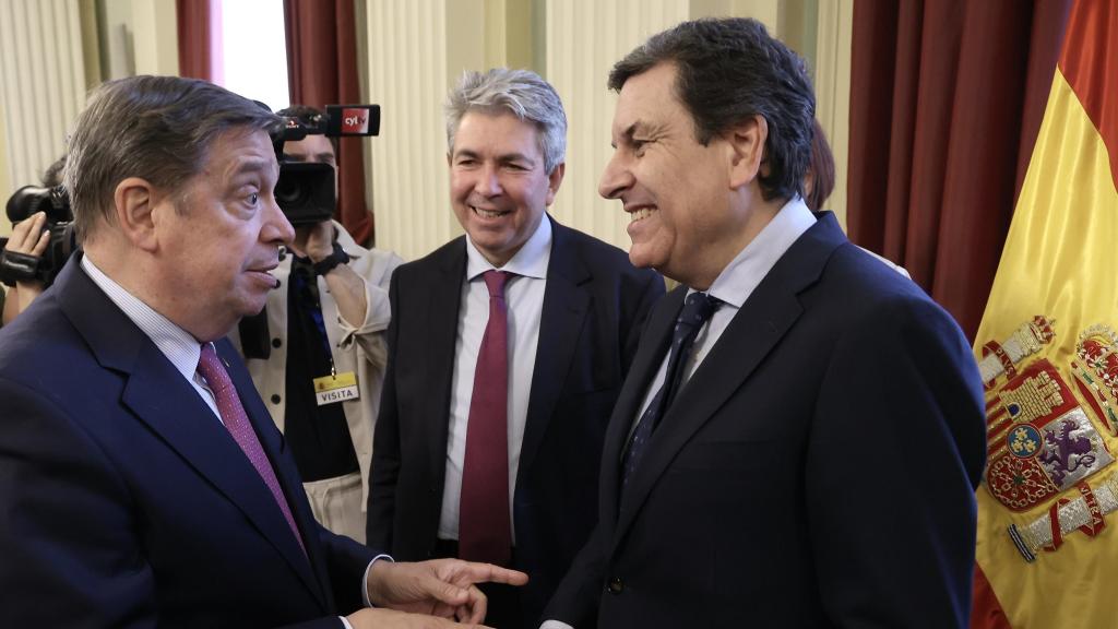 El consejero de Economía y Hacienda y portavoz de la Junta, Carlos Fernández Carriedo, saluda al ministro de Agricultura, Pesca y Alimentación, Luis Planas, en la Conferencia Sectorial de Agricultura y Desarrollo Rural y en el Consejo Consultivo de Política Agrícola para Asuntos Comunitarios.