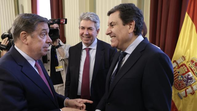 El consejero de Economía y Hacienda y portavoz de la Junta, Carlos Fernández Carriedo, saluda al ministro de Agricultura, Pesca y Alimentación, Luis Planas, en la Conferencia Sectorial de Agricultura y Desarrollo Rural y en el Consejo Consultivo de Política Agrícola para Asuntos Comunitarios.