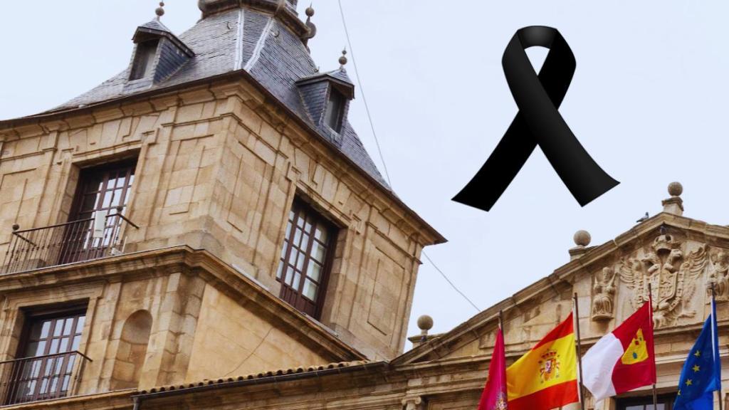 Uno de los torreones del Ayuntamiento de Toledo y un crespón negro.